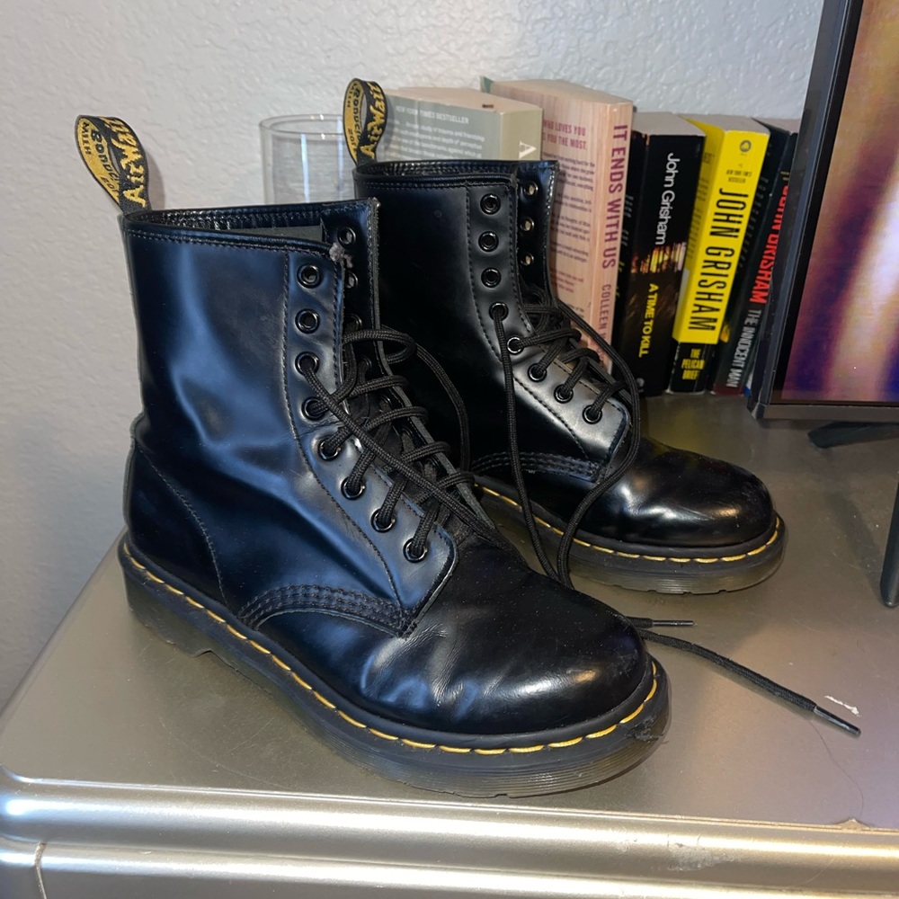 Dr.Marten Women’s Smooth Leather Lace Up boots- black size 7